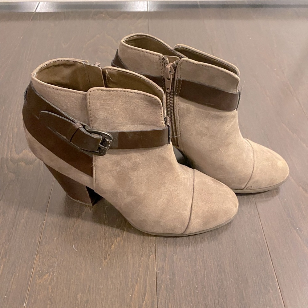 Light beige heeled booties! 👢